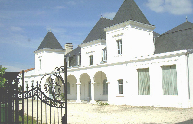 Château façade depuis le portail